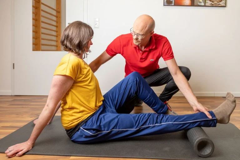 Faszienrollmassage Behandlung- Liebscher & Bracht Therapeut - Sergej Rempel